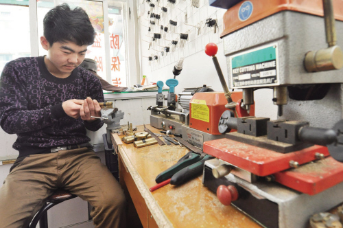 新龙场镇开锁店为啥“牛号”频现 听开锁师傅讲什么锁最防盗