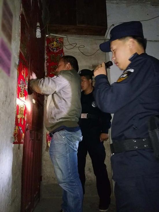 新龙场镇粗心妈妈误将幼女锁家中 民警全城寻开锁师傅开门