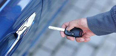 新龙场镇汽车钥匙锁在车里了怎么办？如何开汽车锁